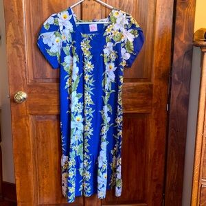 Beautiful Hawaiian maxi caftan dress.  Bought in Hawaii.  Pristine condition! M